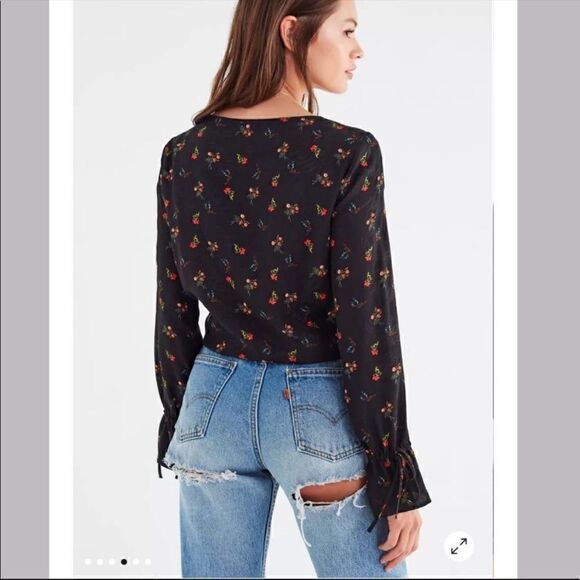 Urban Outfitters Deep V Cinched Floral Top - Picture 4 of 13